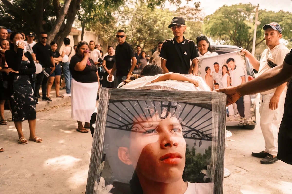 Carolina y Franklin Quintero, hermanos de Ricardo Martínez, permanecen junto al ataúd de su hermano en Santa Marta, el 25 de septiembre de 2026. Santiago Mesa, ELPAIS